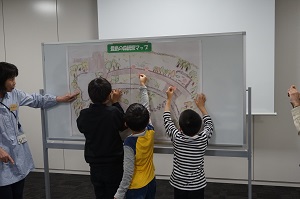 「豊島の森観察マップ」に観察結果を貼る参加者の様子