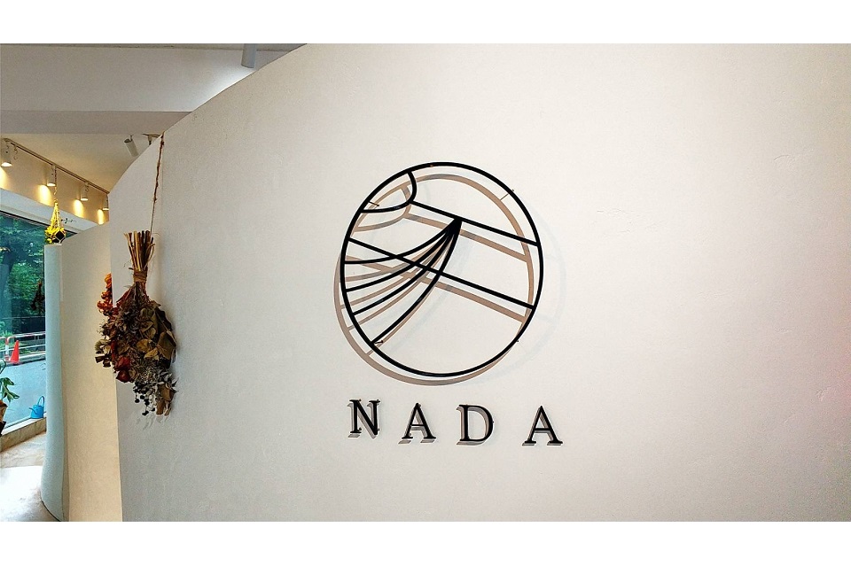 NADAお店の丸いロゴ