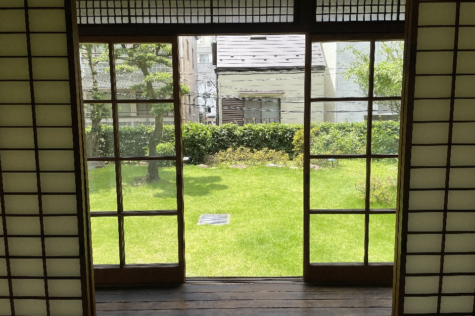 鈴木信太郎記念館部屋から見る庭