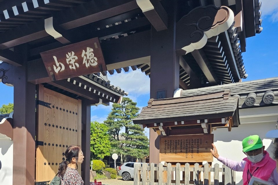 本妙寺に眠る著名人の解説版、としま案内人駒込巣鴨