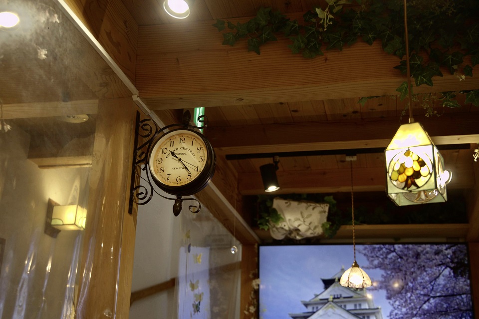 桜カフェ時計とランプ