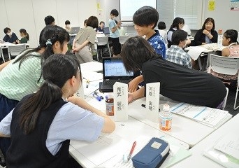 「としま子ども会議」発表用資料作成の様子