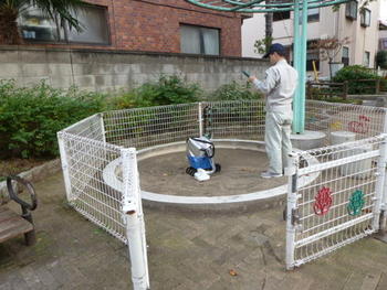 公園の空間放射線量測定の様子