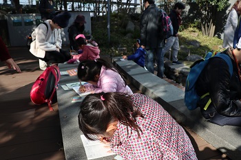 参加者が「豊島の森」の様子を観察ノートに記録する様子