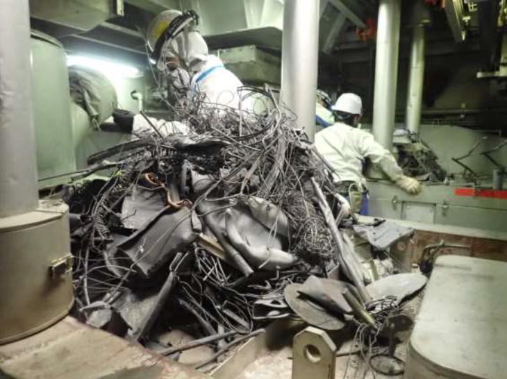 豊島清掃工場の機器に絡まった不燃物の写真1