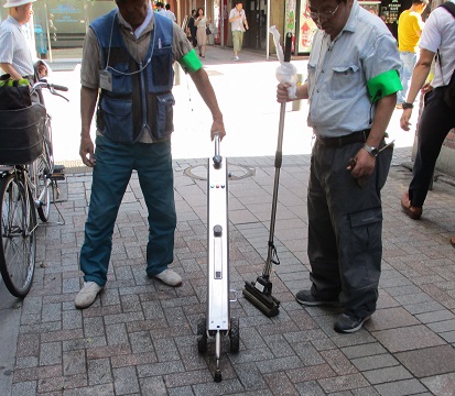 ガム取り機での作業写真