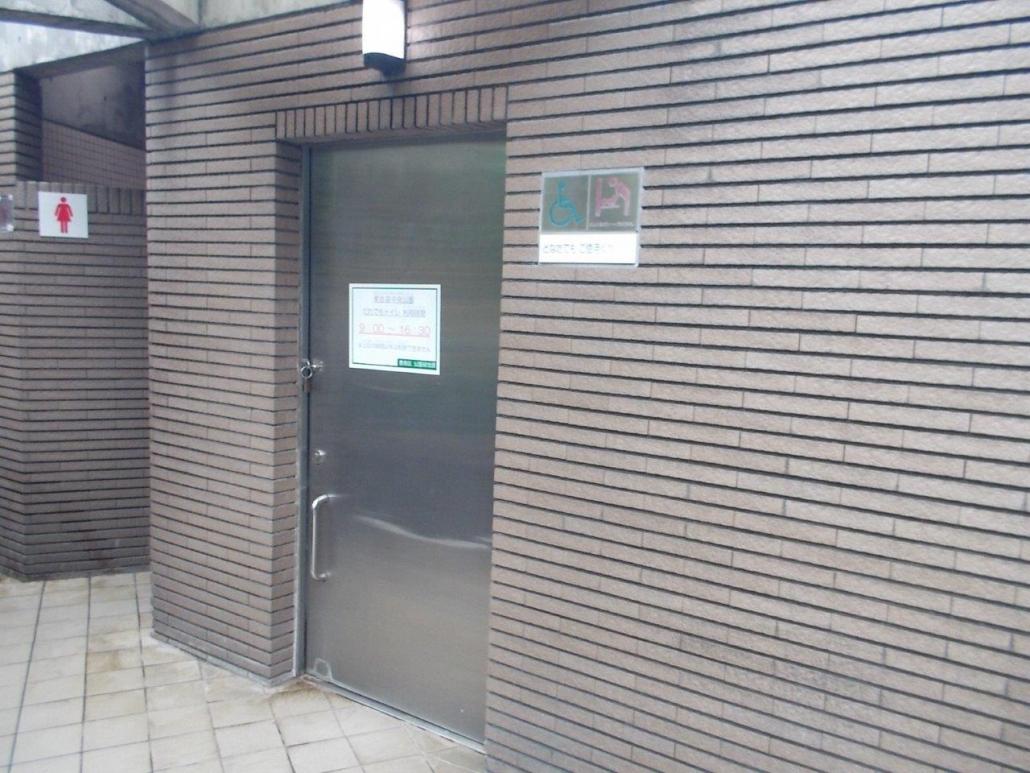 東池袋中央公園バリアフリートイレ入口