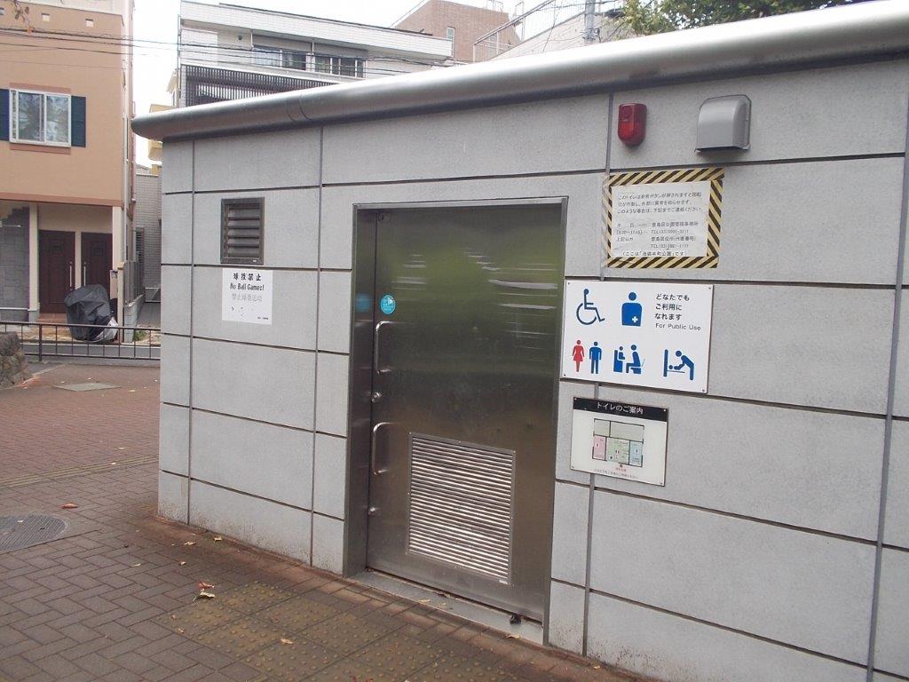 池袋本町公園バリアフリートイレ入口
