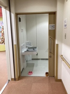 区民ひろば豊成バリアフリートイレ入口