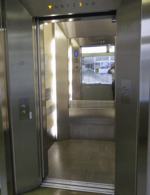 雑司が谷体育館車いす対応エレベーター