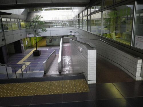 雑司が谷体育館出入口スロープ