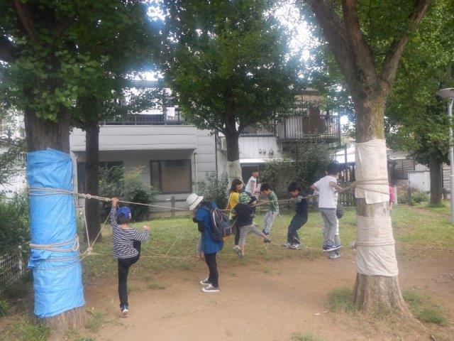 南長崎はらっぱ公園でのロープ遊びの様子