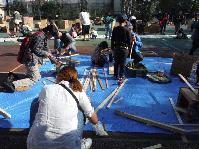 旧高田小学校校庭での木工遊びの様子