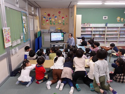 スライドショーを見ながら、真剣に話を聞いています。
