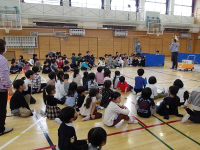 安全教室では安全に道を歩くために大切なことを伝えました。