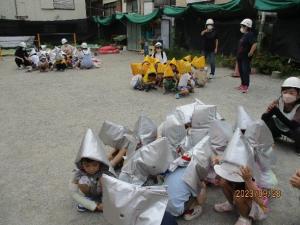 防災頭巾をかぶって避難