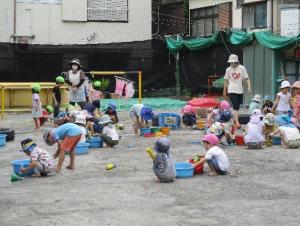 幼児で泥んこ遊び