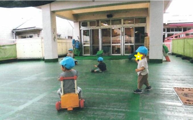 １歳児クラスの子どもたちがテラスで遊んでいる様子