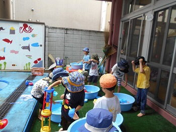 5歳児クラスの子どもが水遊びをしています。
