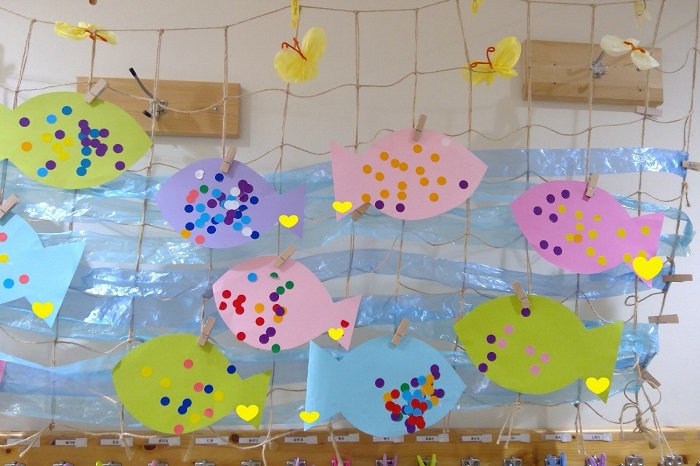 魚の画用紙にシールを貼った製作