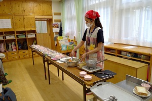 栄養士が野菜スープを実演で作っている様子