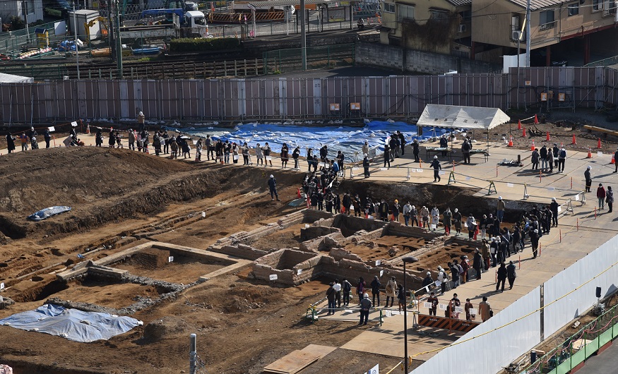 豊島区役所から見た遺跡見学会の様子