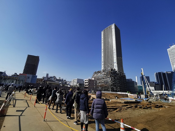 遺跡見学会の様子と豊島区役所の写真