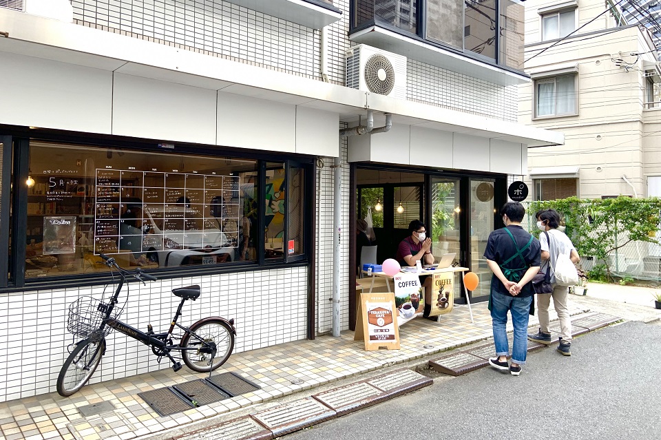 テラコヤカフェ自転車のある入り口