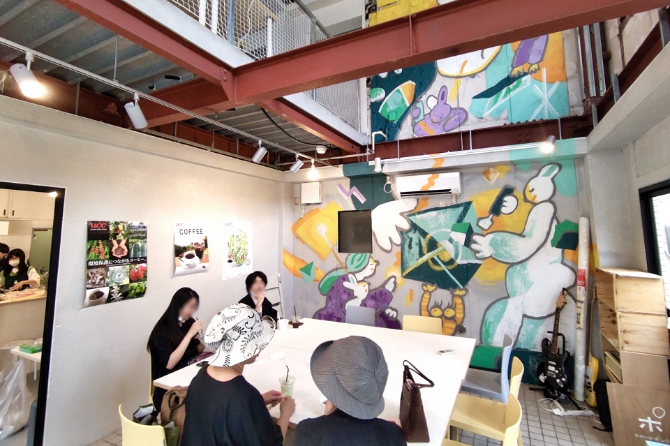 テラコヤカフェ壁に絵の描かれた喫茶スペース