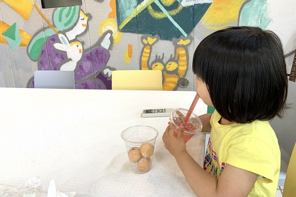 テラコヤカフェでジュースを飲む女の子