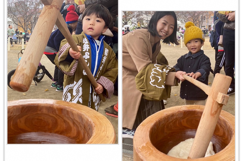 お母さんと子どもが餅をつく