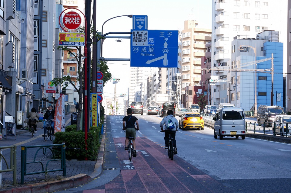 明治通り自転車で走る二人