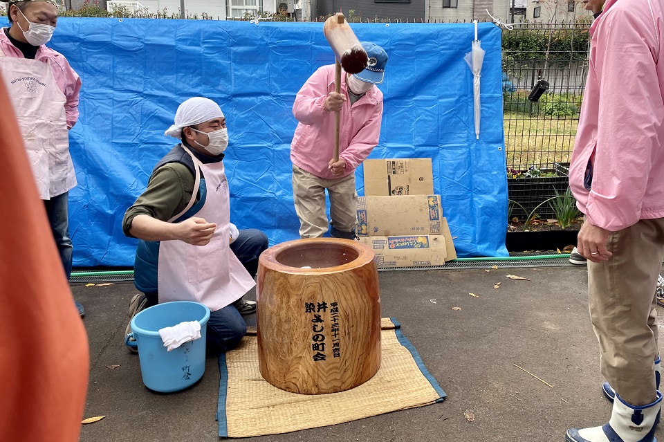 お餅をつく町会の方１