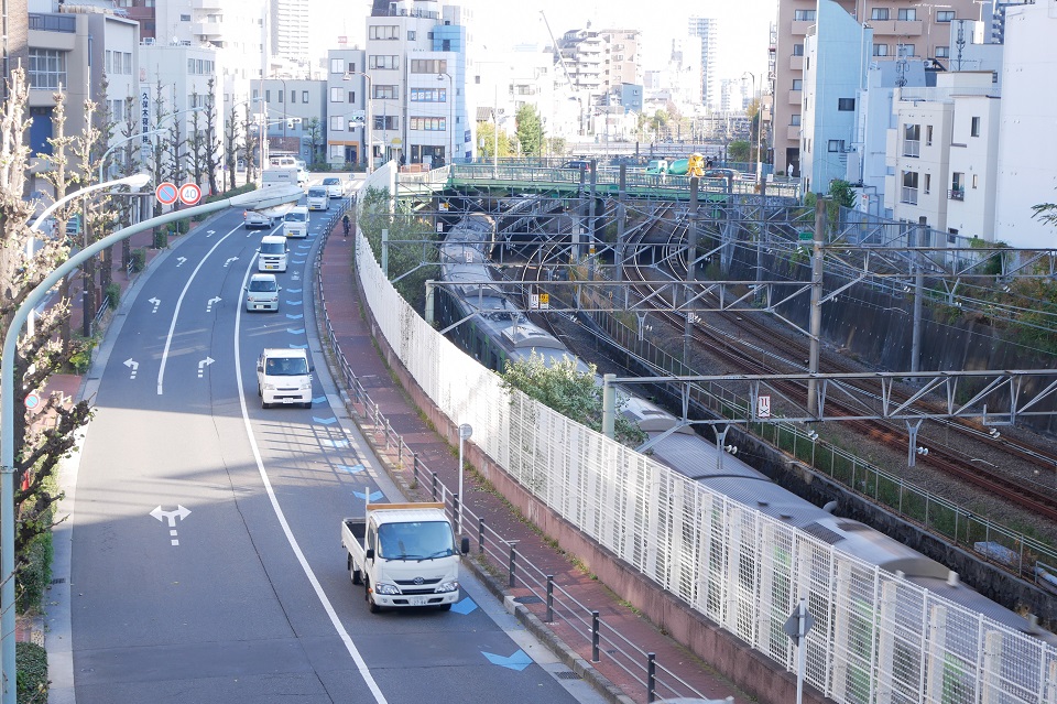 線路と道路が平行する