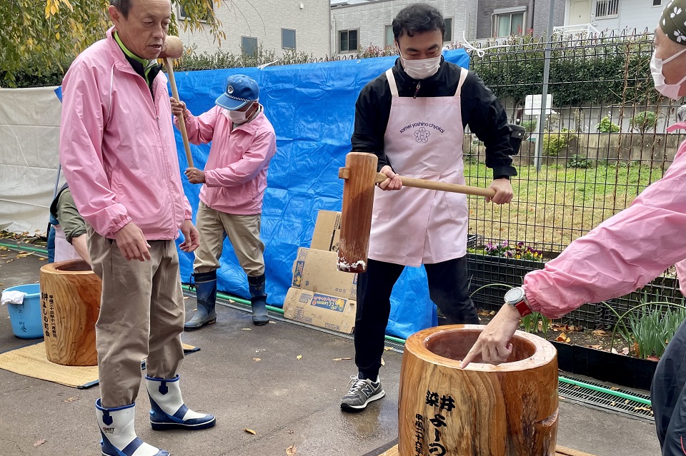 ３お餅をつく町会の方