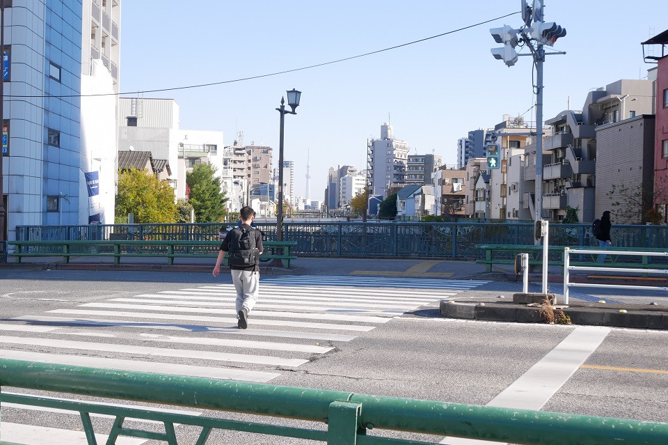 明治通りを横断する人