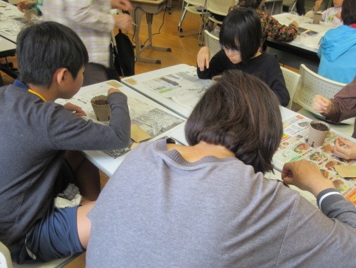 枝豆作り体験を行っている様子