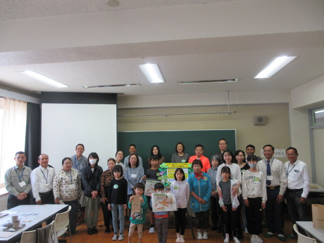 講師と参加者と見学にきていた研修生との集合写真
