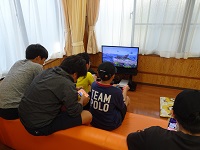スイッチをする中学生