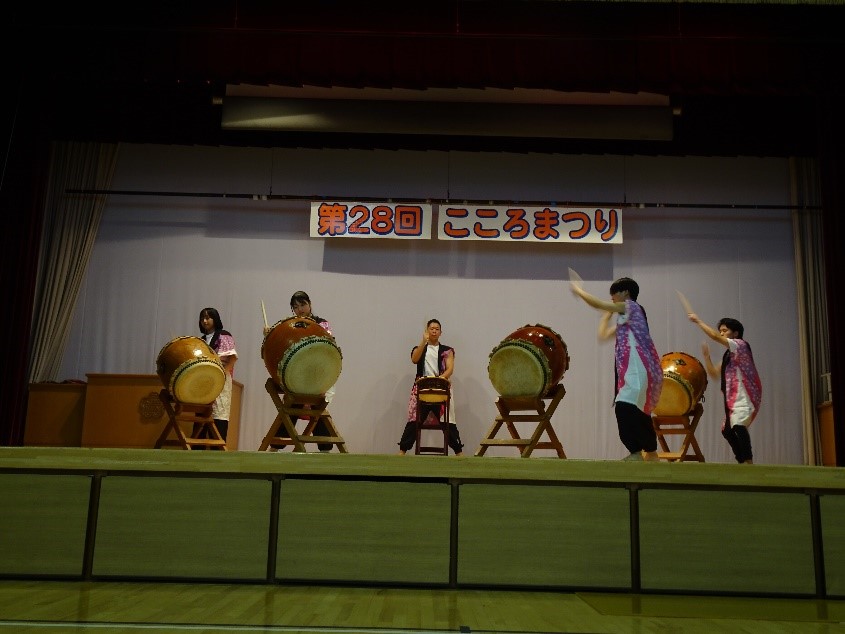 和太鼓を演奏する様子