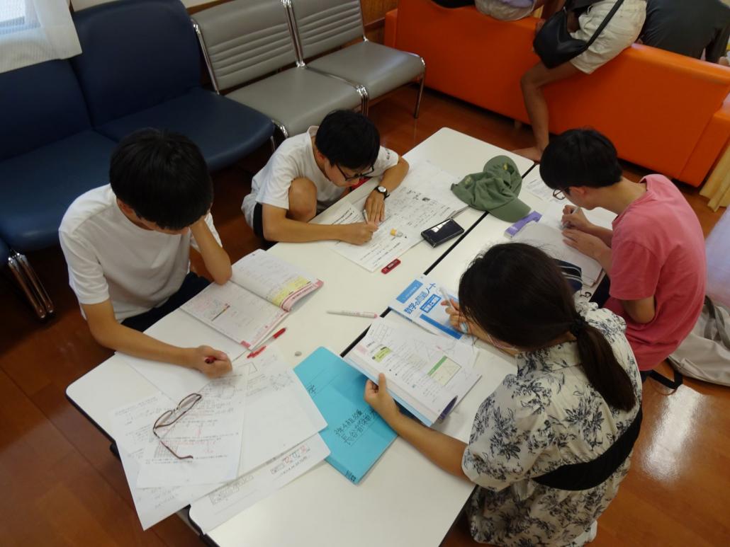 勉強する中学生