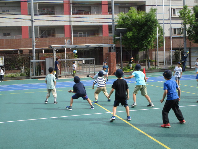 校庭ドッチボール
