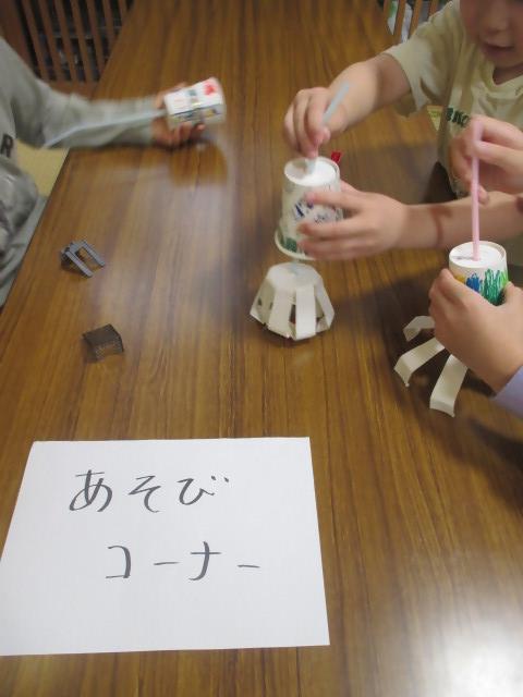 6月工作 紙コップけん玉の様子