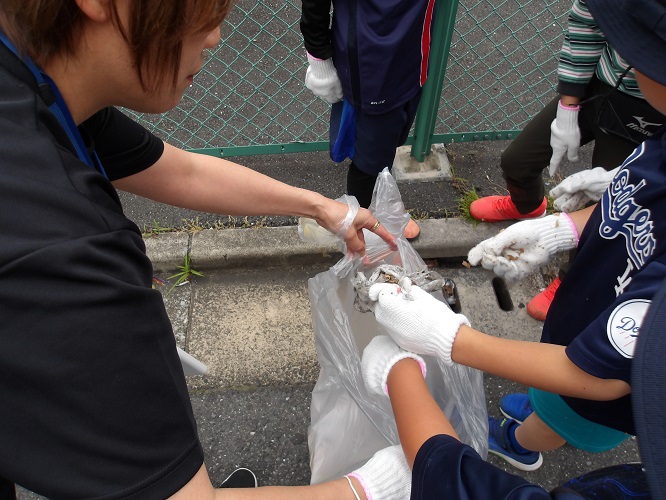 学校周辺のゴミ拾いをしました。