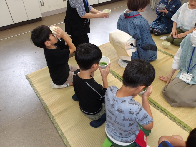 子ども教室の茶道教室の様子です。