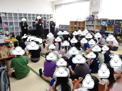 おはなしの会をスキップのクラブ室で子どもたちが集中して聞いている様子