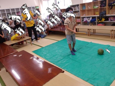 スイカ割りでみんなが見守る中スイカを目指す