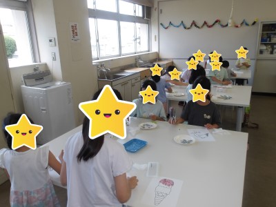 テーブルに並んで切手の貼り絵をしました。