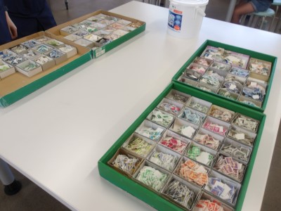 切手の貼り絵の材料となる切手たち。たくさんの種類がありま