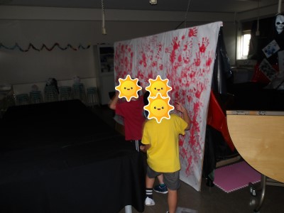 手形付いたかべもある怖いおばけやしき。